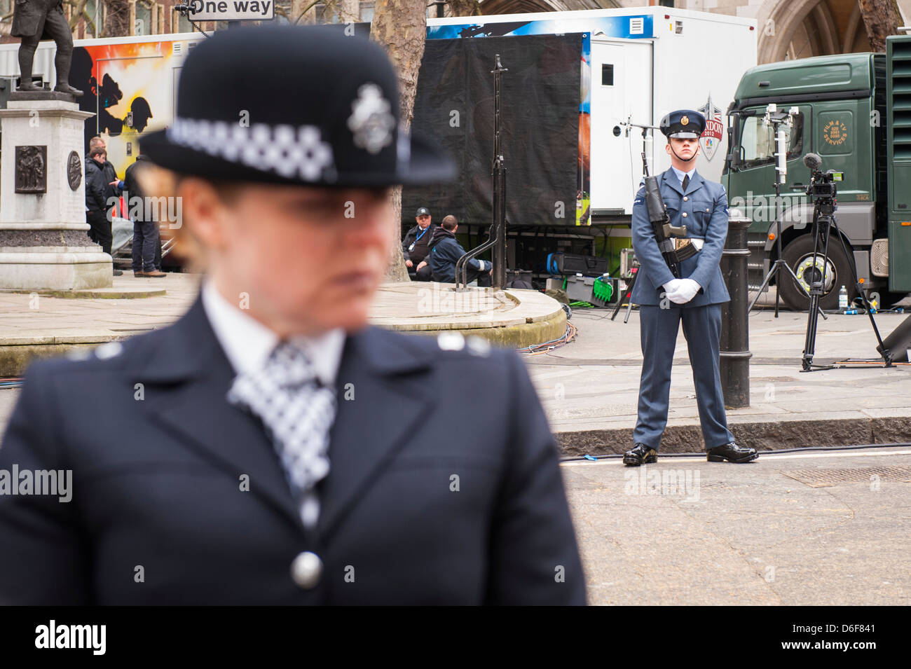 Aldwych London Strand la baronne Margaret Maggie Thatcher cortège funèbre défilé défilé RAF aviateurs aviateurs & policewoman Banque D'Images