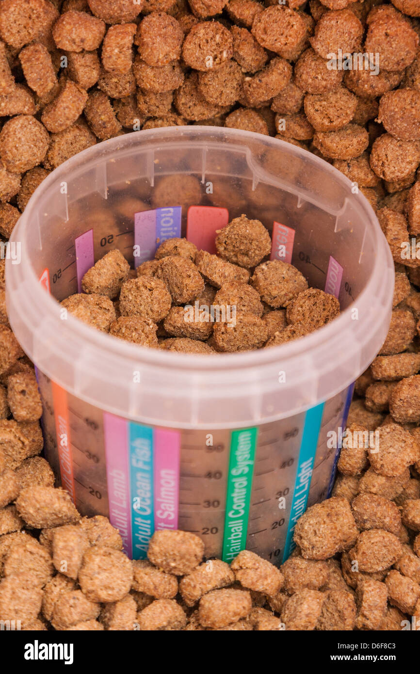 Grain brun sec animaux domestiques Aliments avec verre mesurée Banque D'Images