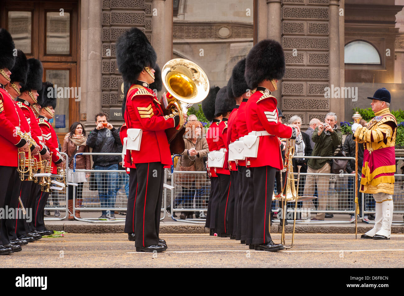 London La Baronne Margaret Maggie Thatcher cortège funèbre parade Scots Guards Band brass band d'ours & Tambour major Banque D'Images