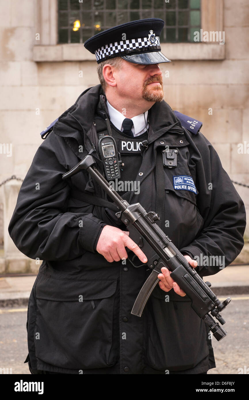 Aldwych London Strand la baronne Margaret Maggie Thatcher grande taille funéraire policier barbu armés en uniforme avec machine gun Banque D'Images