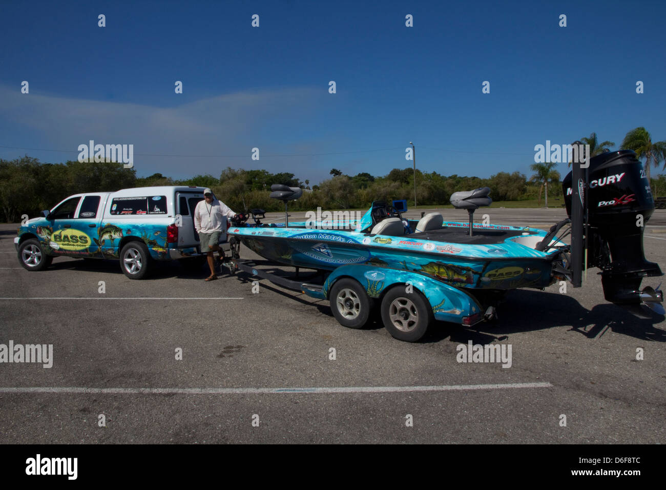 Le Capitaine Mark Shepard, se prépare à lancer son Ranger 520 bass boat pour une journée de pêche à la ligne hors de Clewiston Marina, Clewiston, FL Banque D'Images