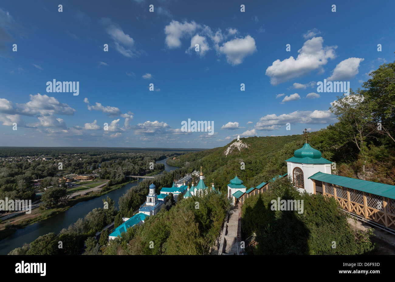 Vue depuis le pont d'observation de Svyatogorsk monastère orthodoxe sur Severskiy Donec river (Ukraine) Banque D'Images