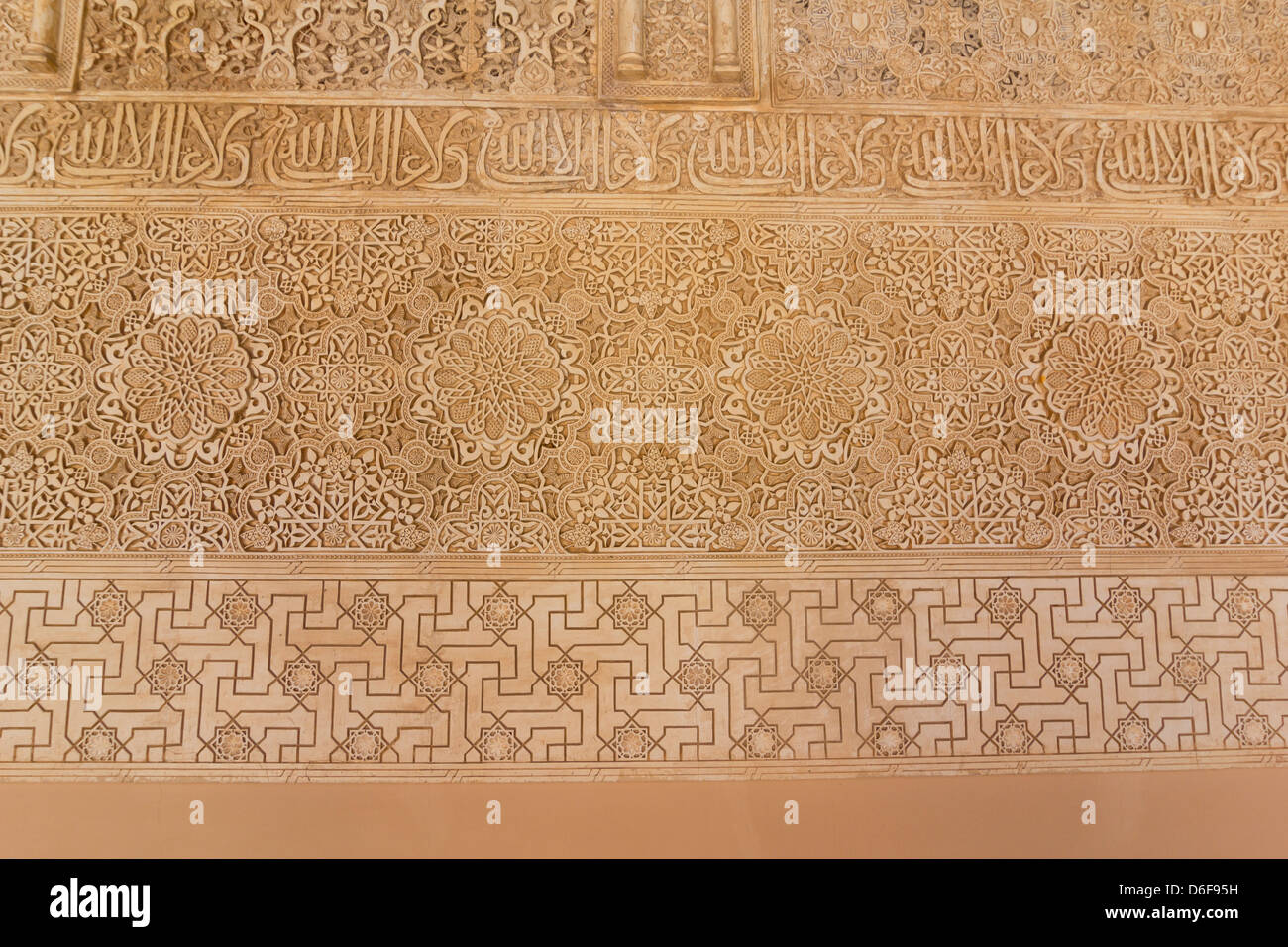 Plâtre stuc Salle des Rois, Sala de los Reyes, à l'Alhambra, Patio de los Leones, cour Banque D'Images