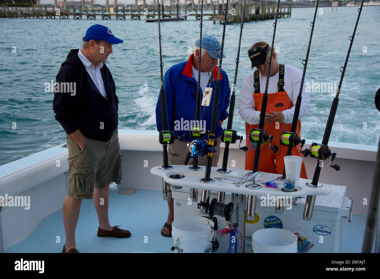 Les clients de pêche à l'appât et discuter des options de s'attaquer à bord du navire affrété Lo Que Sea, Ft. Pierce, FL Banque D'Images