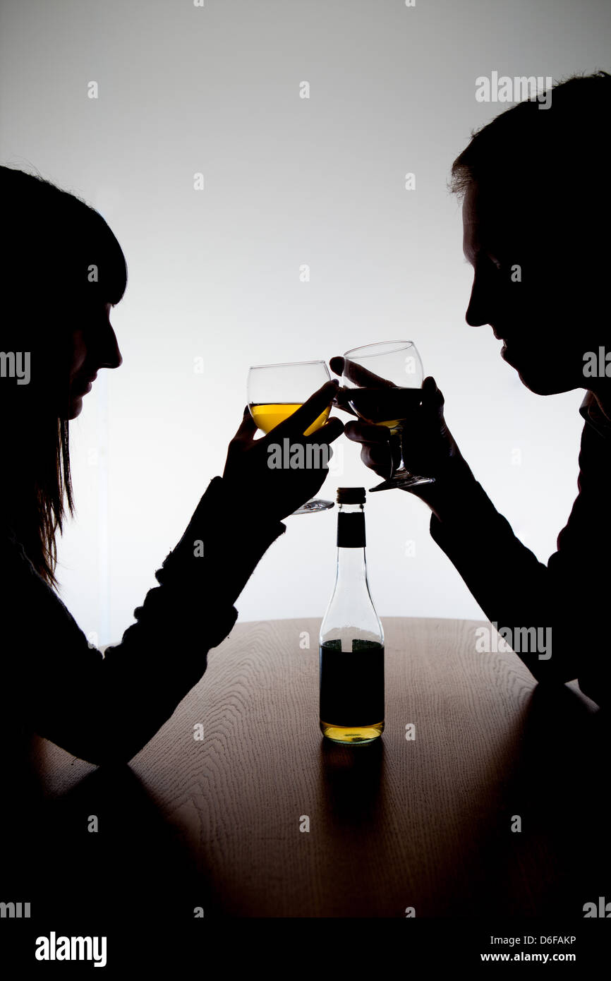 Silhouette d'un jeune couple d'alcool. Banque D'Images