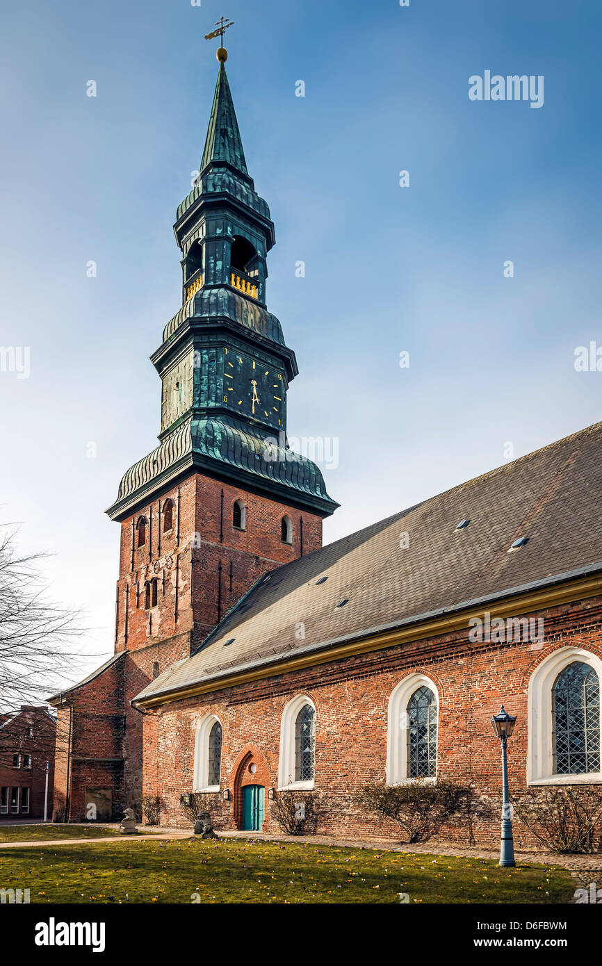 L'église en brique rouge aux beaux jours au printemps dans le village Tönning, Allemagne Banque D'Images