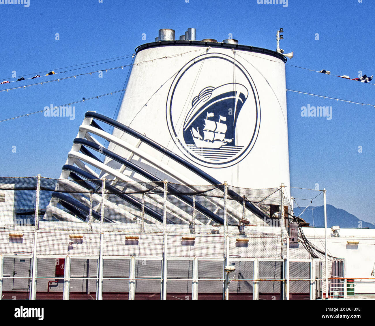 8 juillet 2012 - Vancouver, Colombie-Britannique, Canada - l'entonnoir sur la superstructure du bateau de croisière Zaandam a le logo de sa société mère, Holland America Lines. Photographié à Vancouver, en Colombie-Britannique, où les navires de croisière et leurs passagers sont un facteur important de l'économie locale. (Crédit Image : © Arnold Drapkin/ZUMAPRESS.com) Banque D'Images