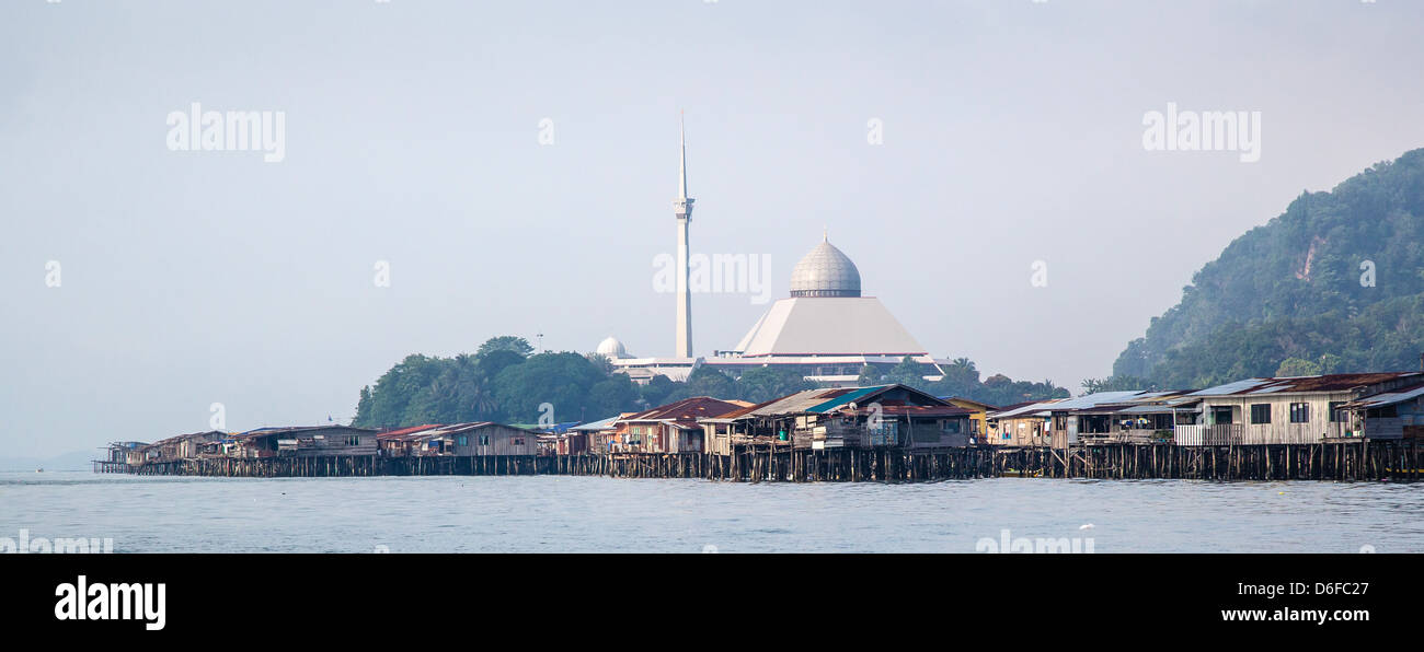 Mosquée et Minaret Sandakan passant derrière le sedately Sim Sim village sur pilotis de l'eau par la mer de Sulu Sabah Bornéo Banque D'Images