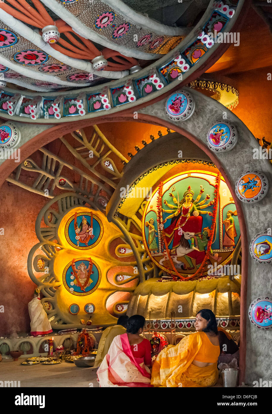 Un pandal, d'affichage, de la déesse hindoue Durga ; l'un de plusieurs indications que le ressort jusqu'à Kolkata au cours de Durga Puja festival. Banque D'Images