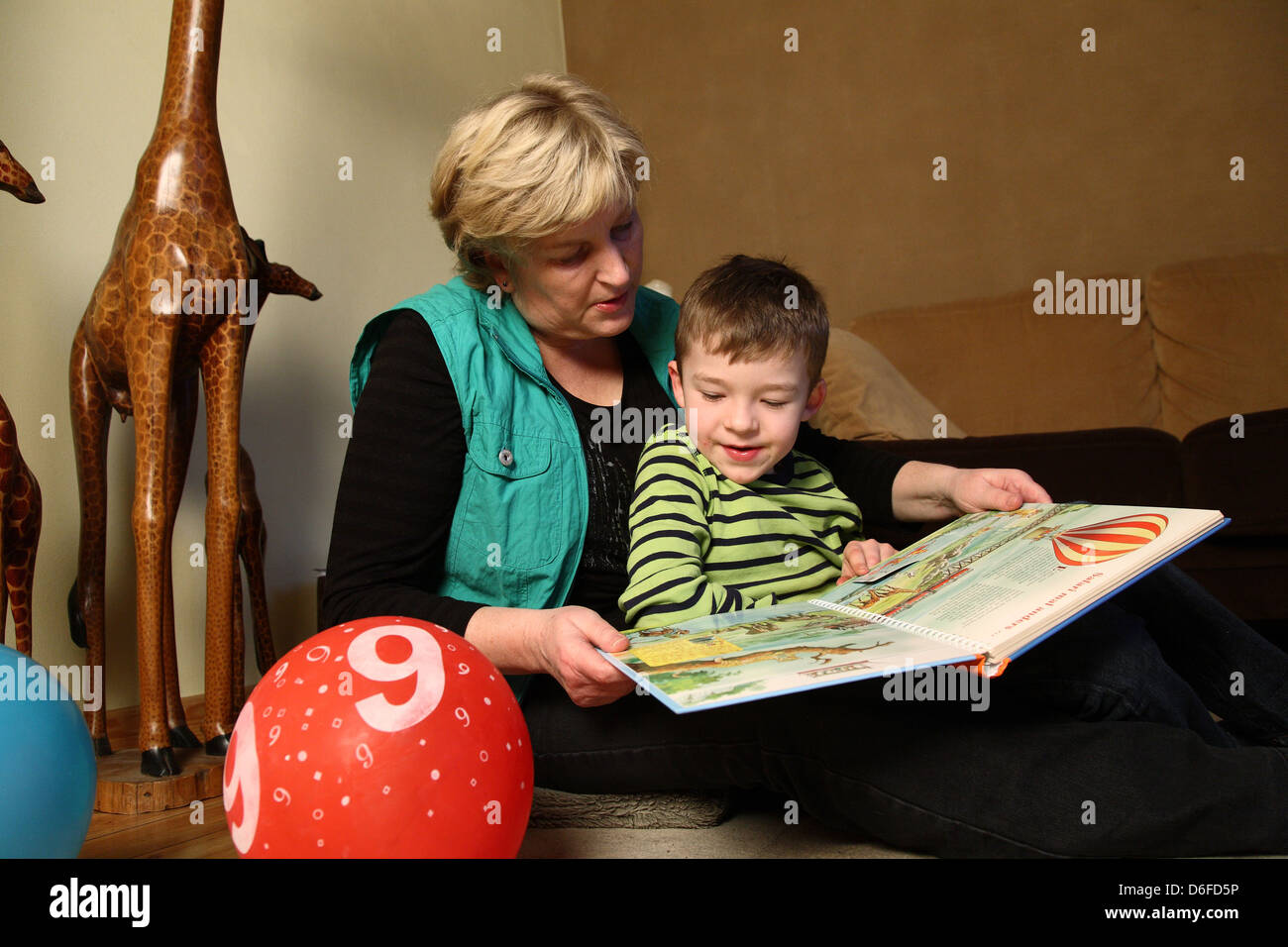 Genève, l'Allemagne, grand-mère, il y a la lecture à son petit-fils Banque D'Images