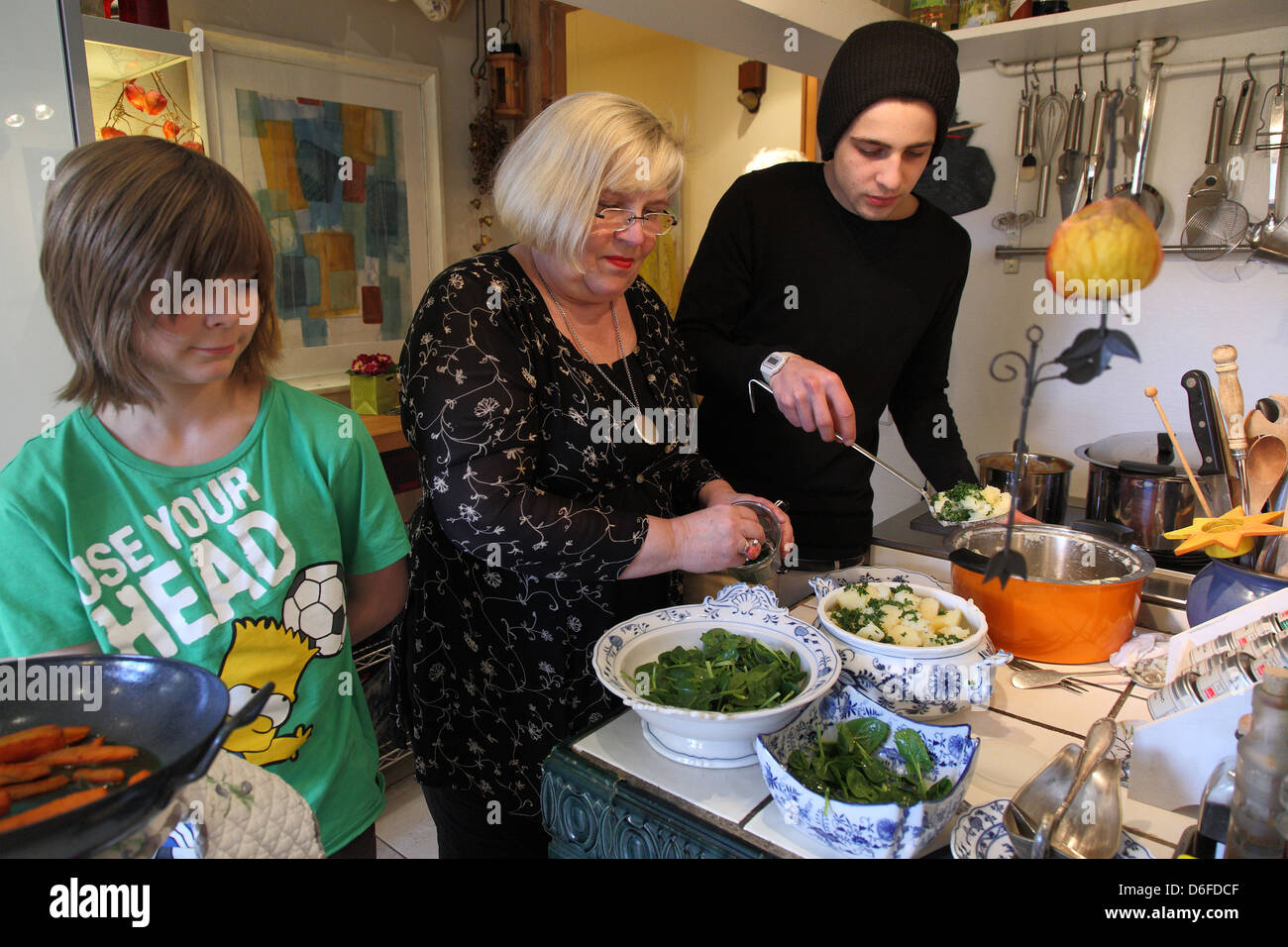 Berlin, Allemagne, grand-mère et petit-fils la cuisson Banque D'Images