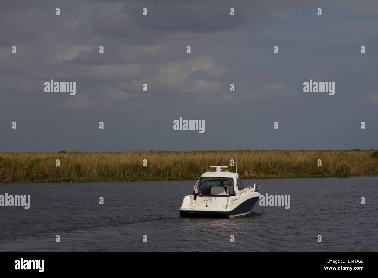 Voile sur canal qui relie le lac Okeechobee à Clewiston Marina, Clewiston, FL Banque D'Images