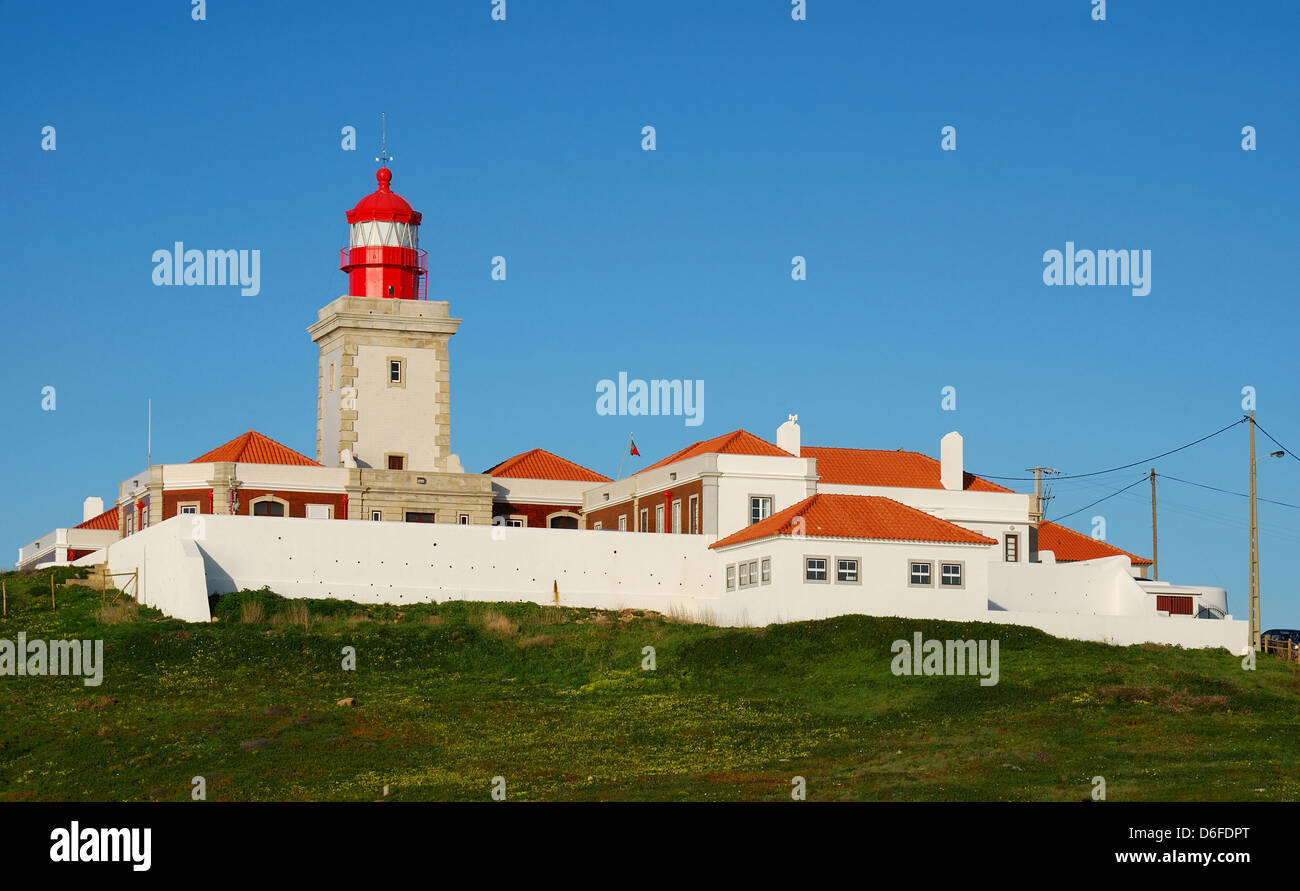 Le phare de Cabo da Roca (Portugal) est en haut de la falaise. La construction du phare a été achevé en 1772. Banque D'Images