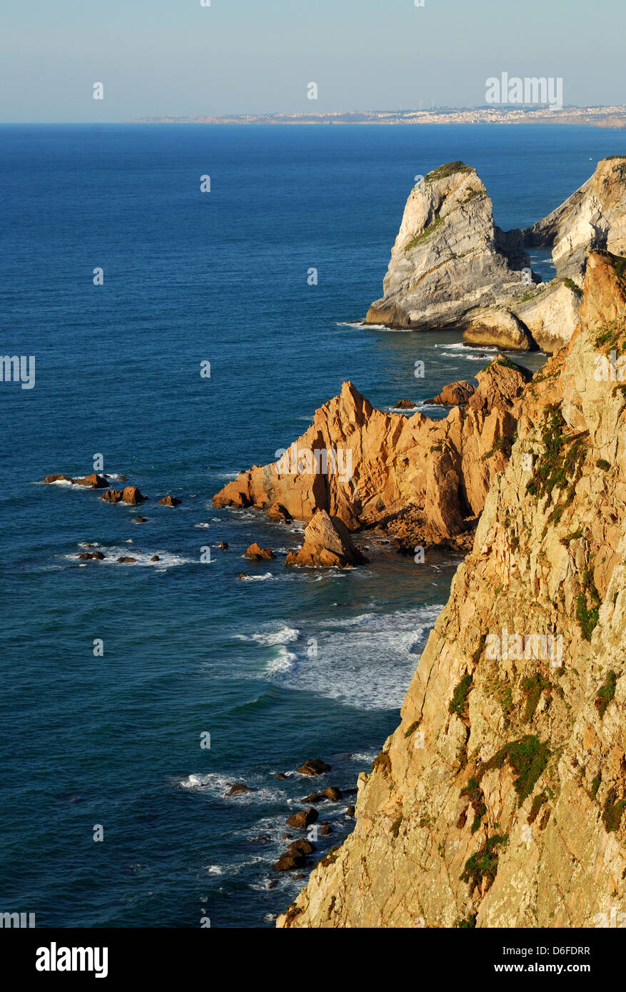 Le Cabo da Roca (le cap Roca) est un cap qui constitue le point le plus occidental de la partie continentale du Portugal et l'Europe continentale. Banque D'Images