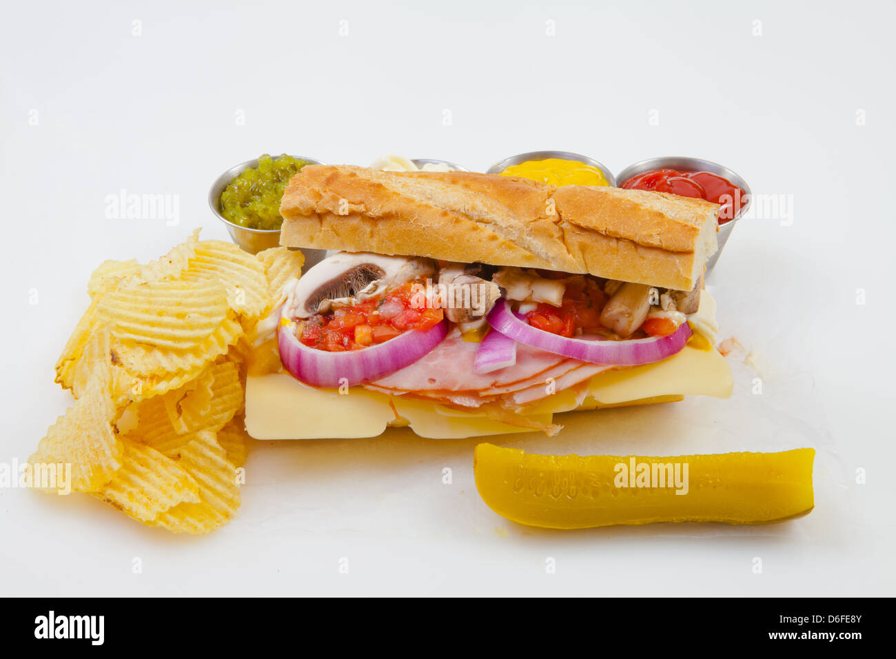 Pain au fromage jambon Sandwich ketchup relish moutarde Pain cornichon chips Photo Stock Alamy