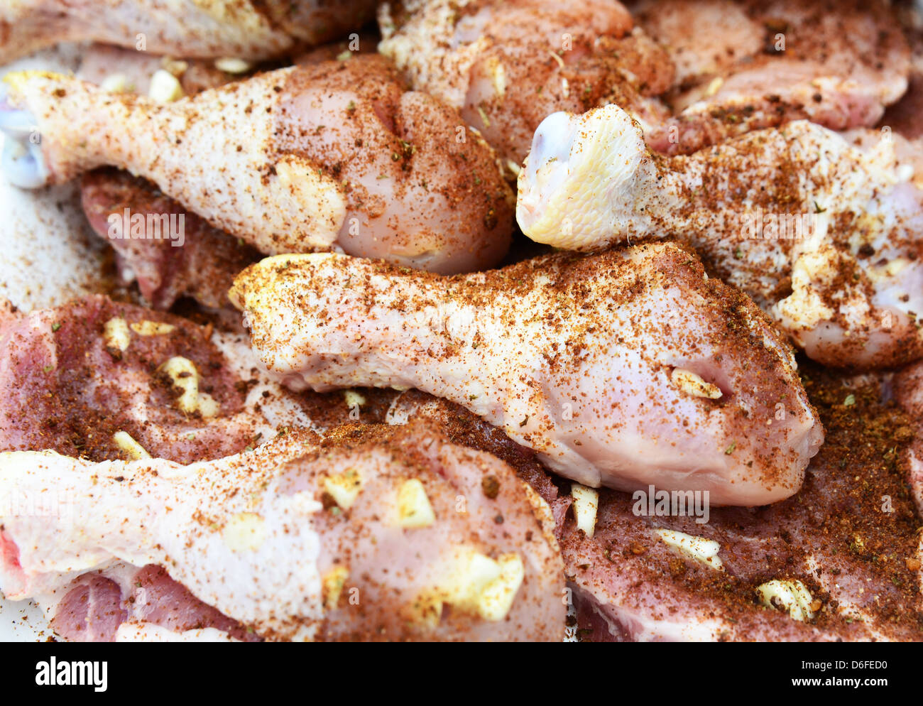Barbecue de poulet avec beaucoup de condiments. Banque D'Images