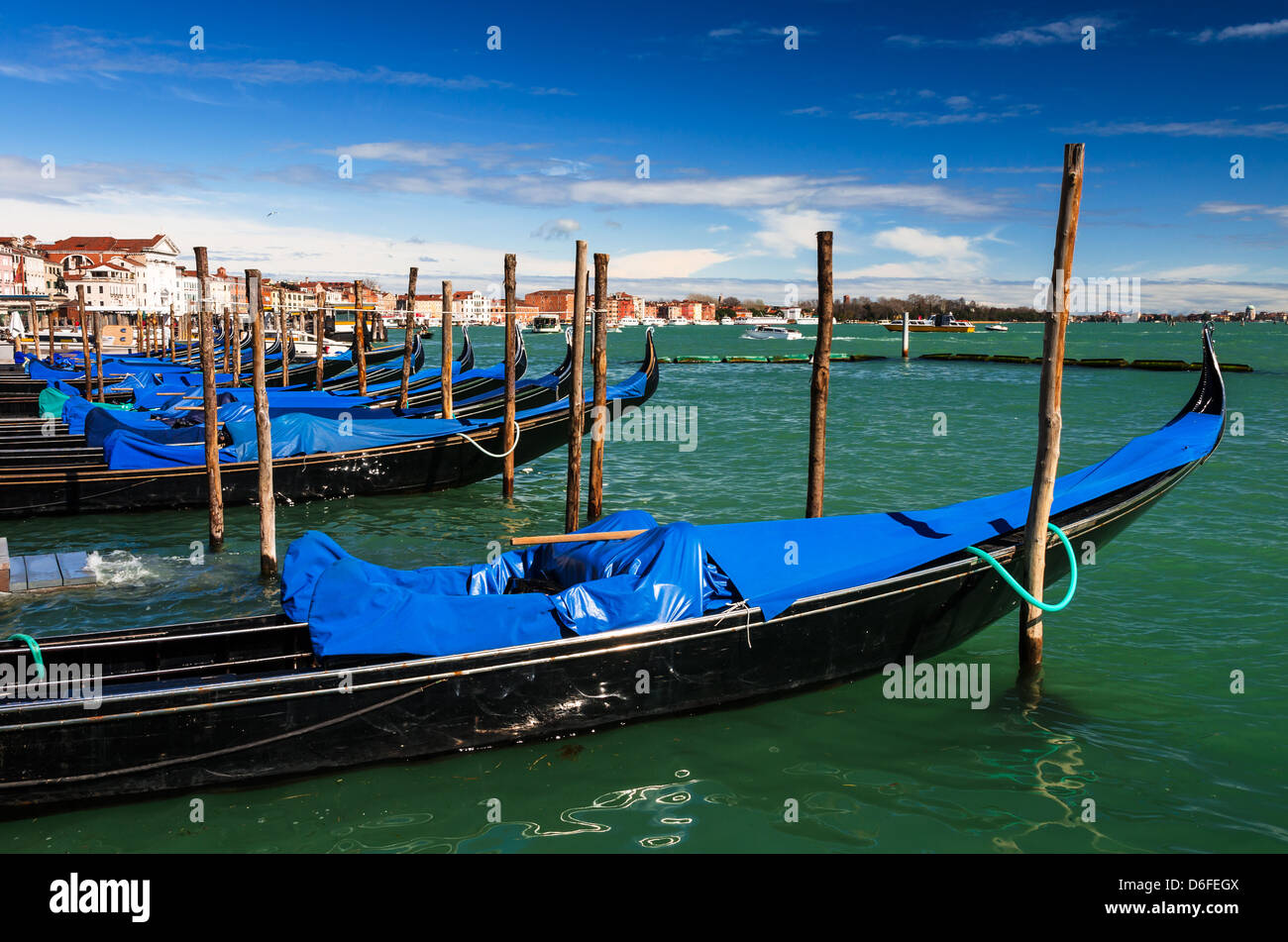 Gondoles sur le dock de la Piazza San Marco, Venise monument international de l'Italie. Banque D'Images