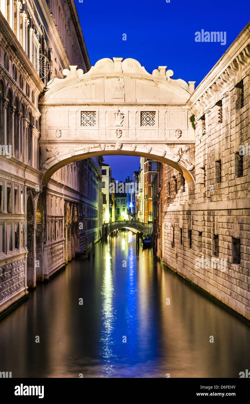 Pont des Soupirs (Ponte dei Sospiri) italien à Venise, éclairées dans la nuit. Historique de l'Italie. Banque D'Images