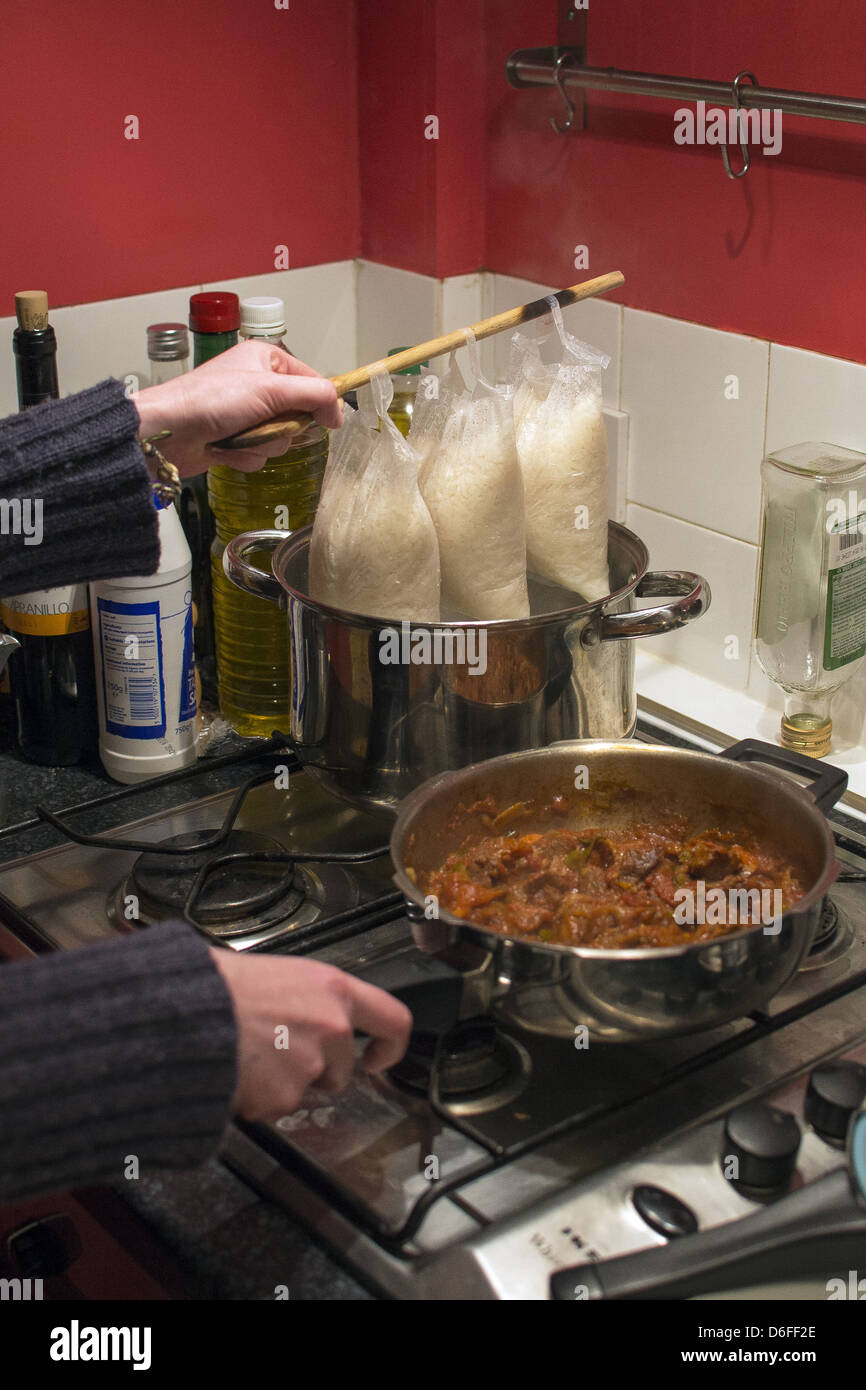 Faire bouillir dans le sac de riz avec curry fait maison Banque D'Images