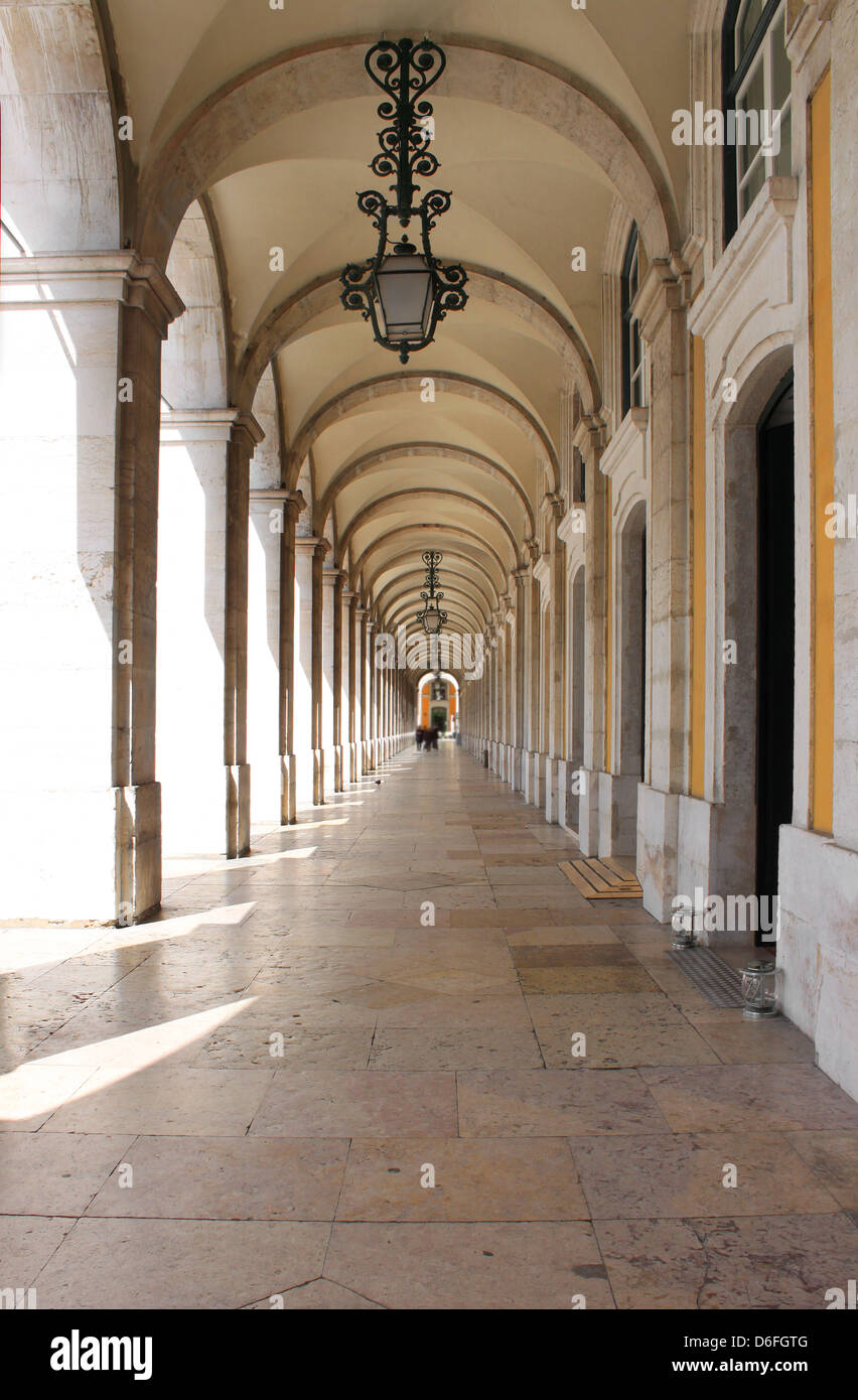 Arches en place publique appelée Praca do Comercio ou Terreiro do Paco, à Baixa, Lisbonne, Portugal, Europe Banque D'Images