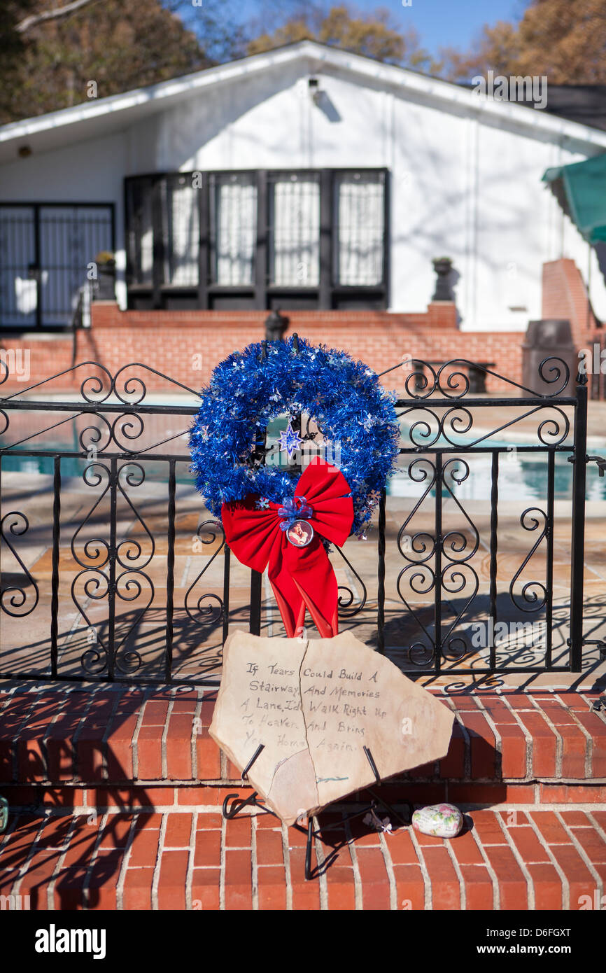 Une couronne dans la mémoire d'Elvis Aron Presley à Graceland, Memphis, Tennessee, États-Unis Banque D'Images