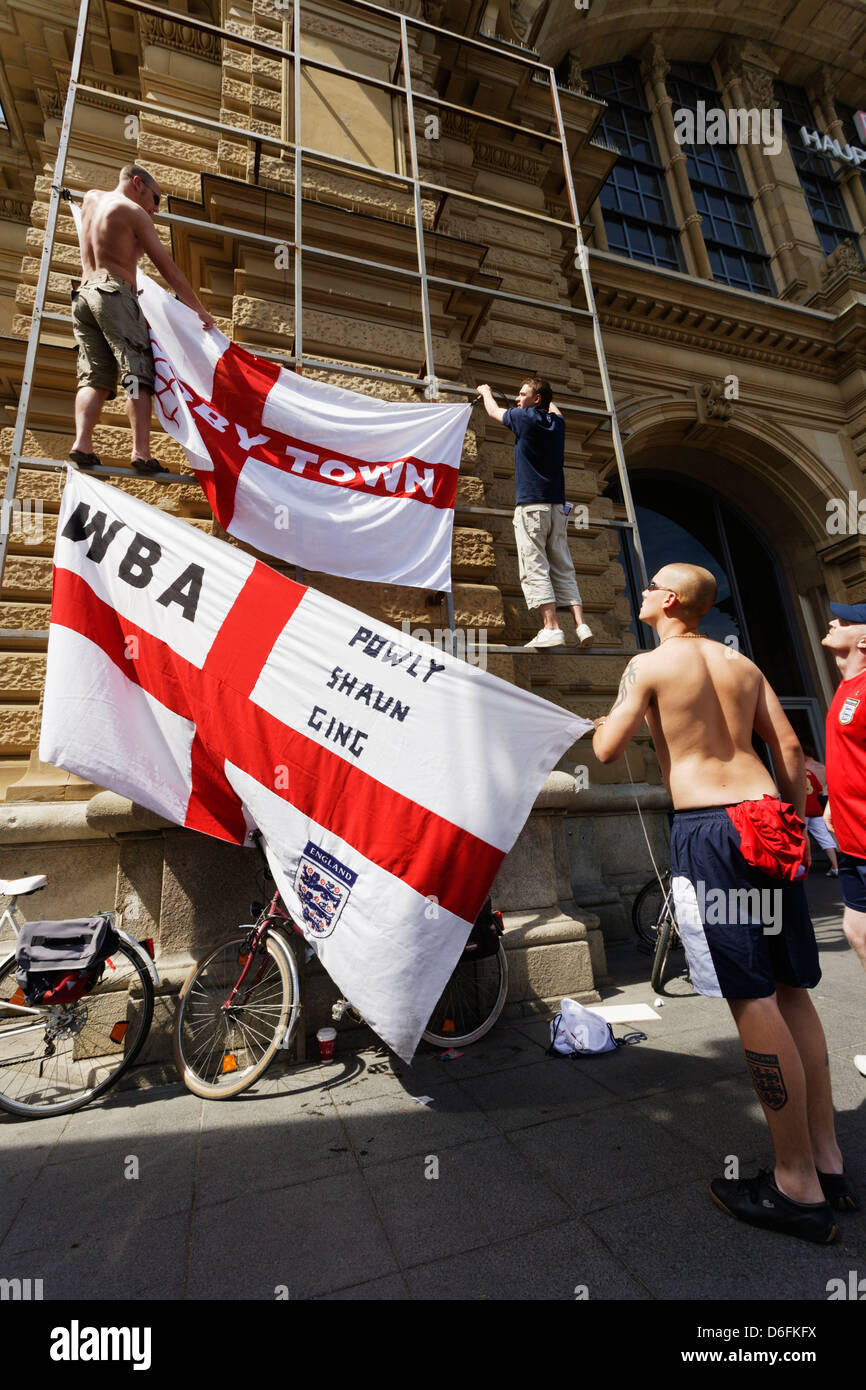 Les supporters anglais utilisent les échafaudages de la gare principale de Francfort pour hisser des drapeaux lors de la Coupe du monde de la FIFA le 10 juin 2006 à Francfort, en Allemagne. Usage éditorial exclusif. Utilisation commerciale interdite. (Photographie de Jonathan Paul Larsen / Diadem images) Banque D'Images