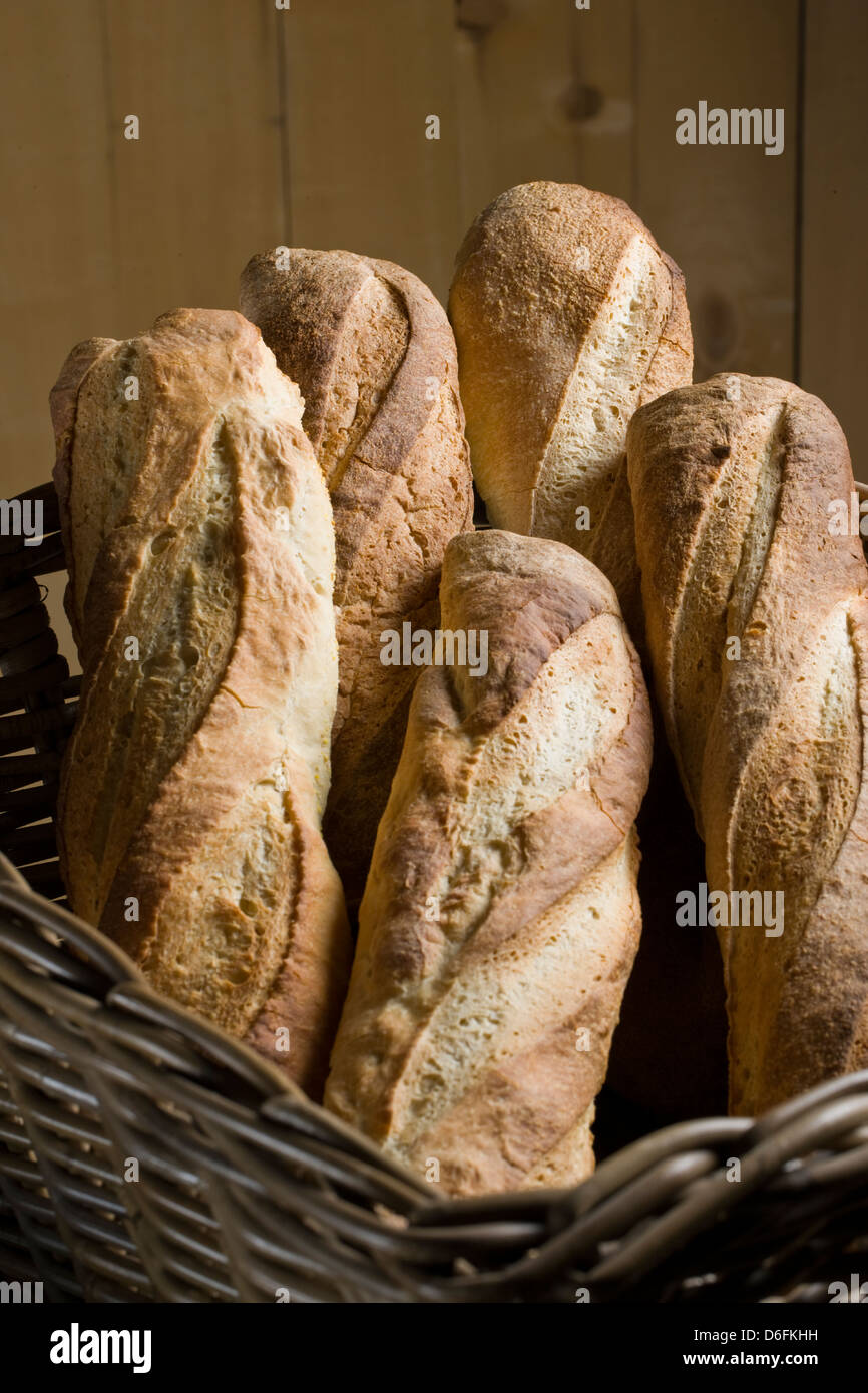Du pain frais à la vente dans une boulangerie commerciale Banque D'Images