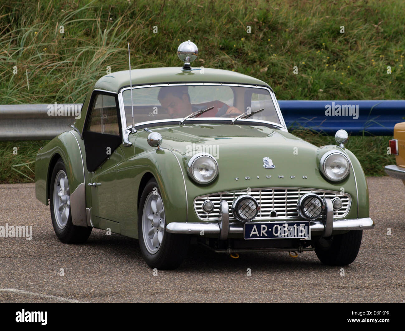 La Triumph TR3 1960 est une voiture de sport britannique connue pour son design compact et ses performances impressionnantes. Roadster biplace, il incarne l’esprit de la conduite automobile des années 1960 avec sa maniabilité agile et son allure élégante. Banque D'Images