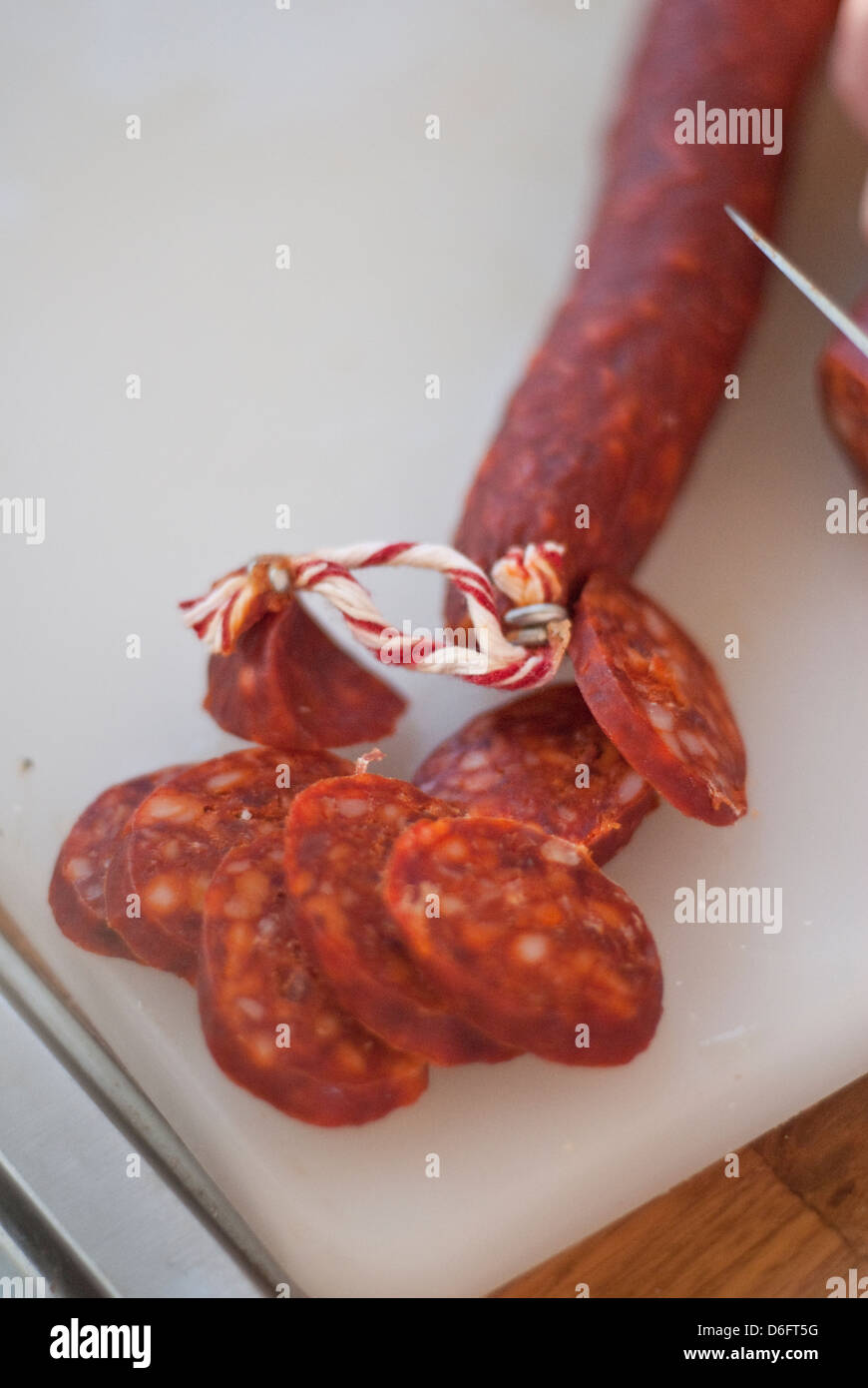 Les coupes d'un nouveau stick de chorizo Banque D'Images