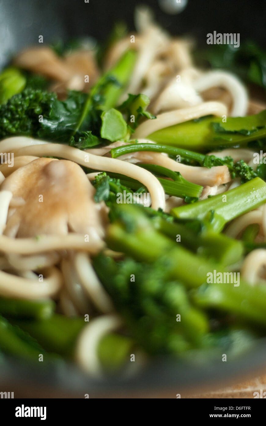 Incorporer le brocoli et champignons Banque D'Images