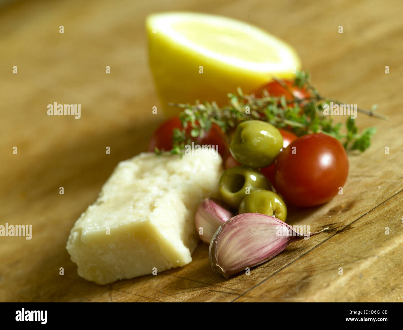 L'ail, le parmesan, le thym citron, olives, tomates Banque D'Images