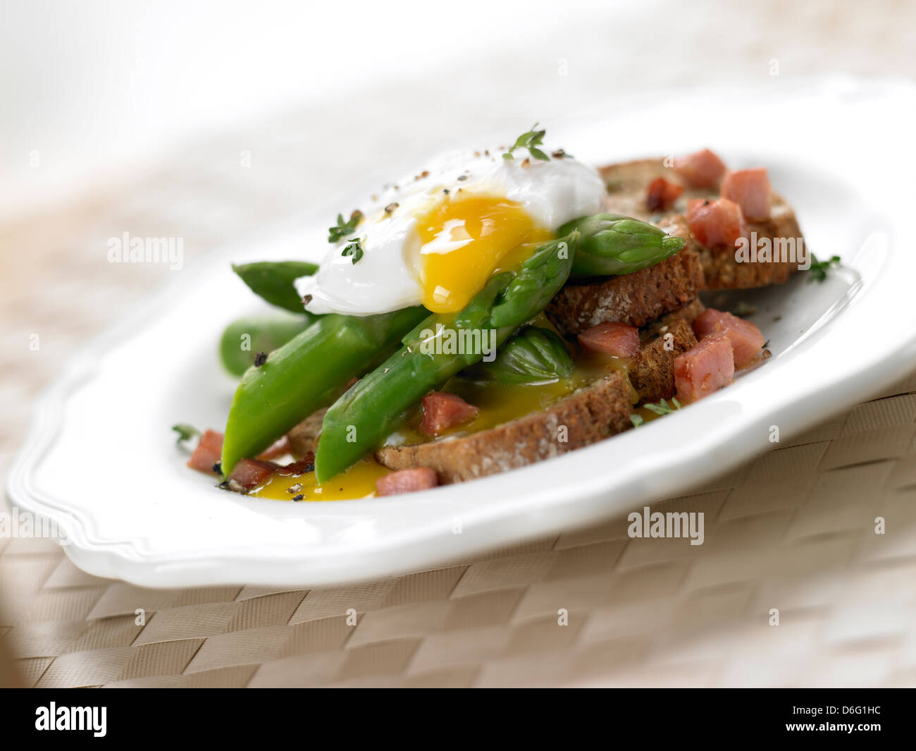 Les asperges d'œuf et la Pancetta sur toast / avec fiche Banque D'Images