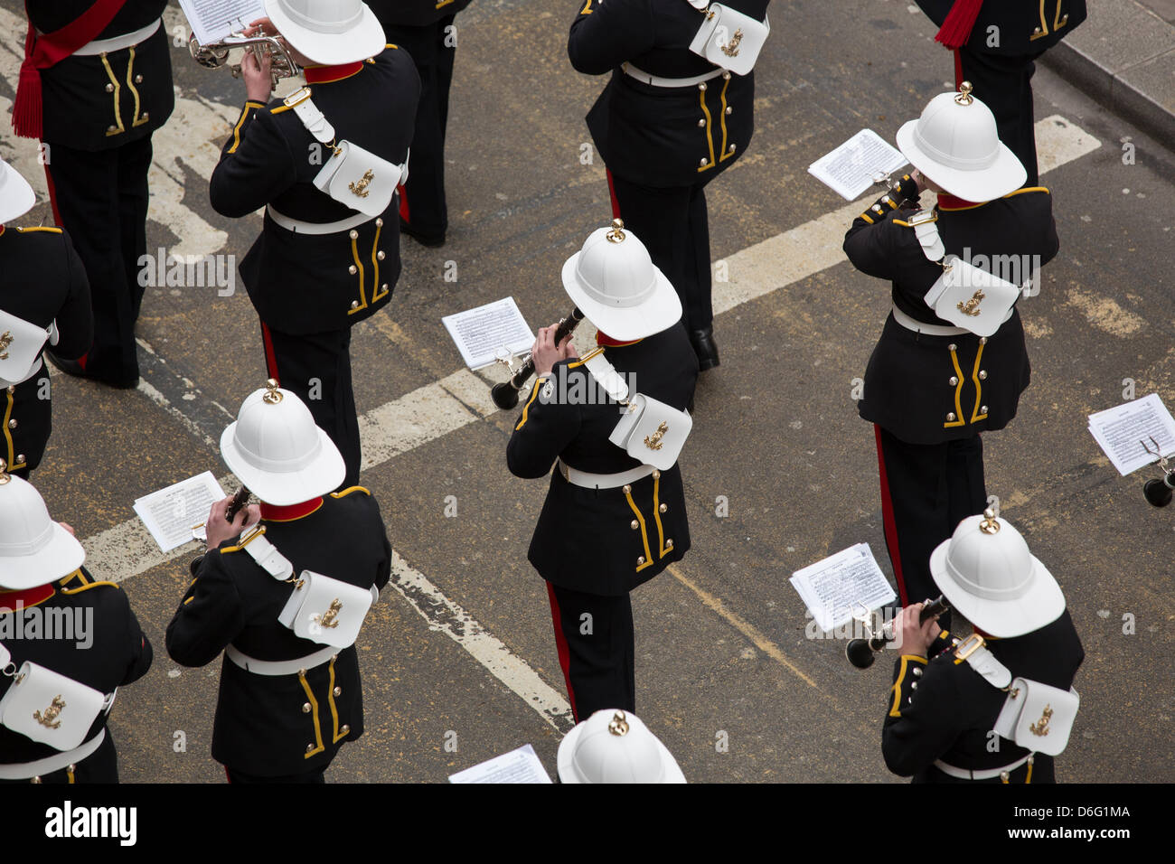 Londres, Royaume-Uni, 17 avril 2013. La bande de HM Royal Marines jouer à Margaret Thatcher's Funeral procession. Crédit : Sarah Peters/Alamy Live News Banque D'Images