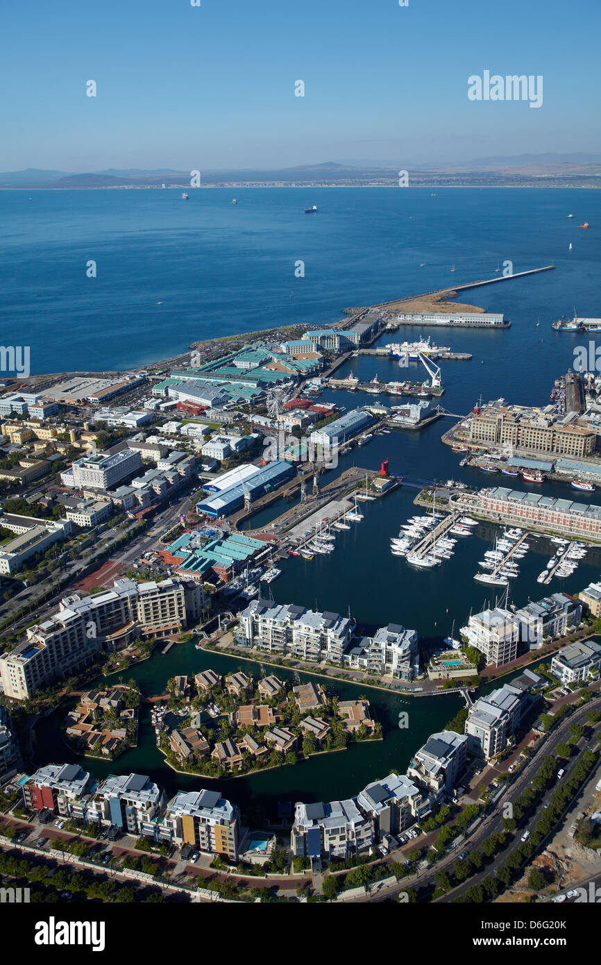 Victoria and Alfred Waterfront, et Table Bay, Cape Town, Afrique du Sud - vue aérienne Banque D'Images