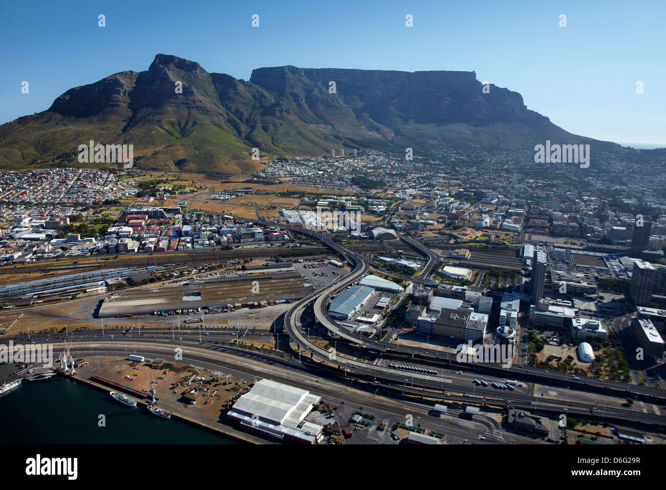 Port de Cape Town, CBD, et Table Mountain, Cape Town, Afrique du Sud - vue aérienne Banque D'Images