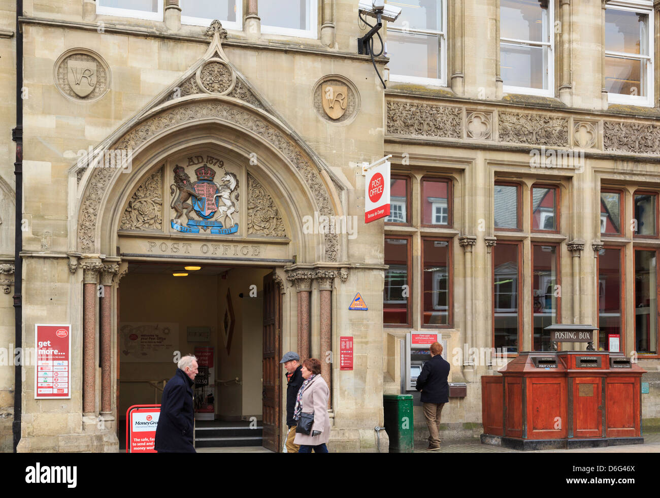 Boîtes aux lettres anciennes à l'extérieur 19e siècle bâtiment du bureau de poste principal de l'époque victorienne 1879 avec cimier et de vr au-dessus de la porte. Oxford Oxfordshire England UK Grande-Bretagne Banque D'Images