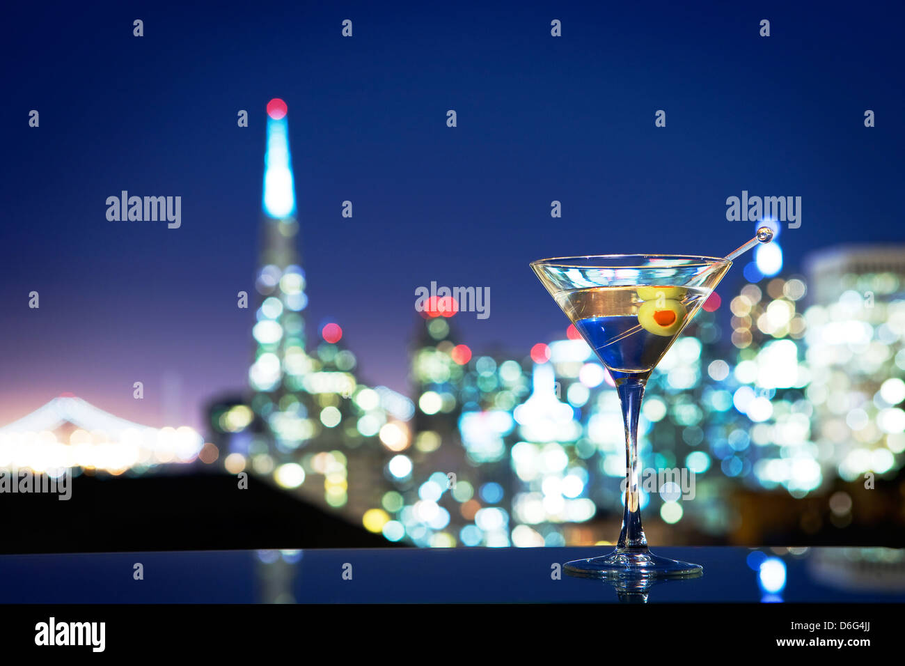 Vodka Martini avec l'horizon de San Francisco dans l'arrière-plan Banque D'Images