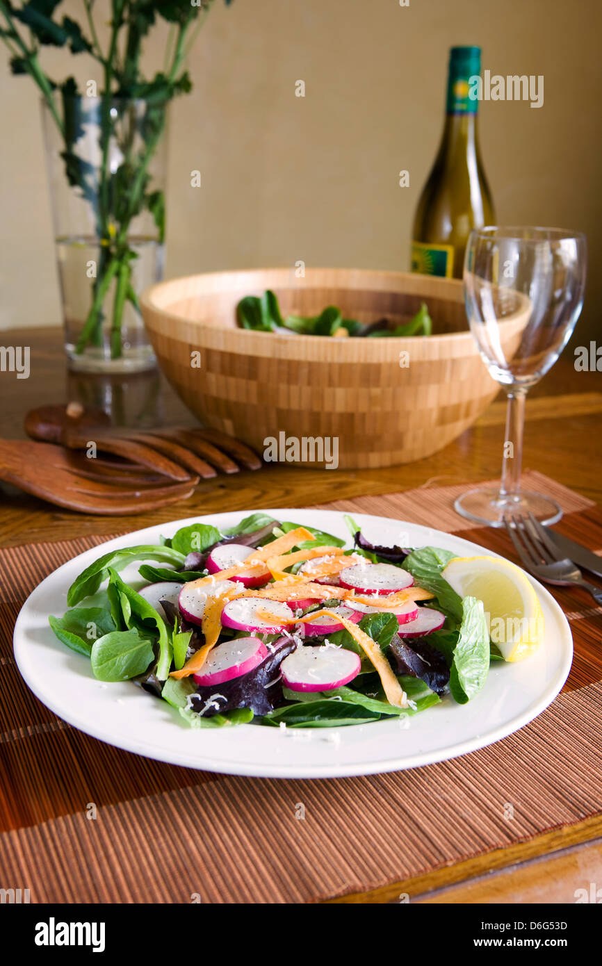 Salade de radis frais - avec fiche Banque D'Images