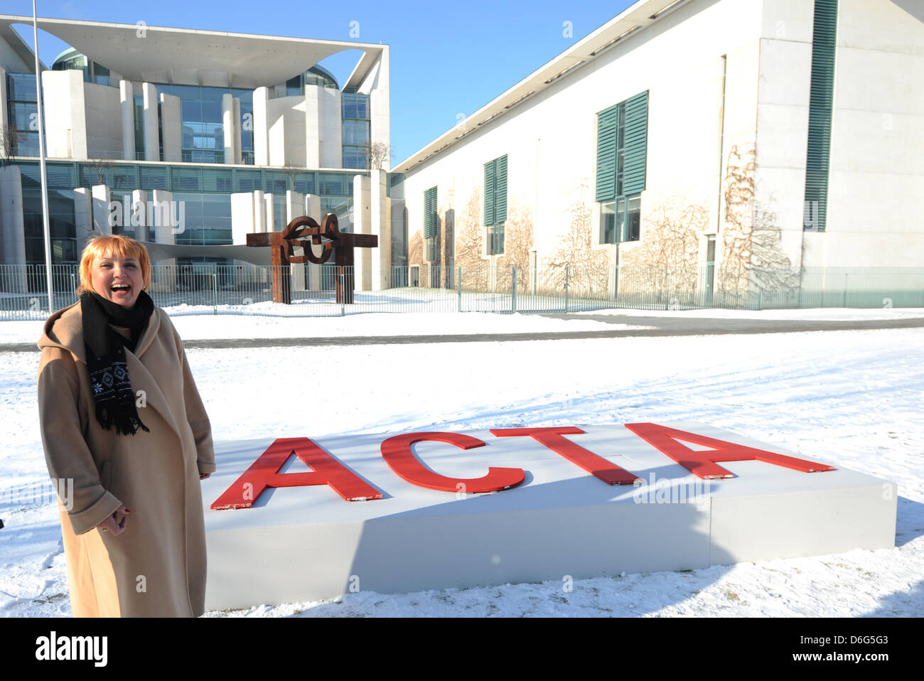 Président de l'Alliance 90/Les Verts, Claudia Roth, est photographié pendant une action des Verts a entrepris de publier l'Accord commercial anti-contrefaçon (ACTA) en face de la chancellerie à Berlin, Allemagne, 10 février 2012. L'accord contre le piratage et la violation du droit d'auteur ACTA a été rejetée par le Parti Vert. Critiques estiment, que le droit d'auteur est serré considerabl Banque D'Images