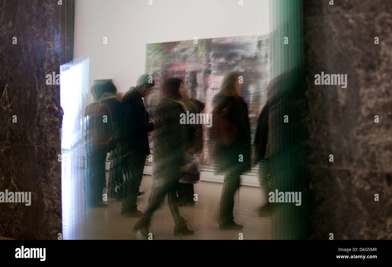 Les visiteurs sont pris en compte dans les travaux des volets '11' (2004) à l'exposition Gerhard Richter : 'Panorama' à la Neue Nationalgalerie de Berlin, Allemagne, 10 février 2012. L'exposition d'environ 130 peintures et sculptures 5 donne une vue dans le travail de l'artiste au cours des cinq dernières décennies. Photo : MICHAEL KAPPELER Banque D'Images