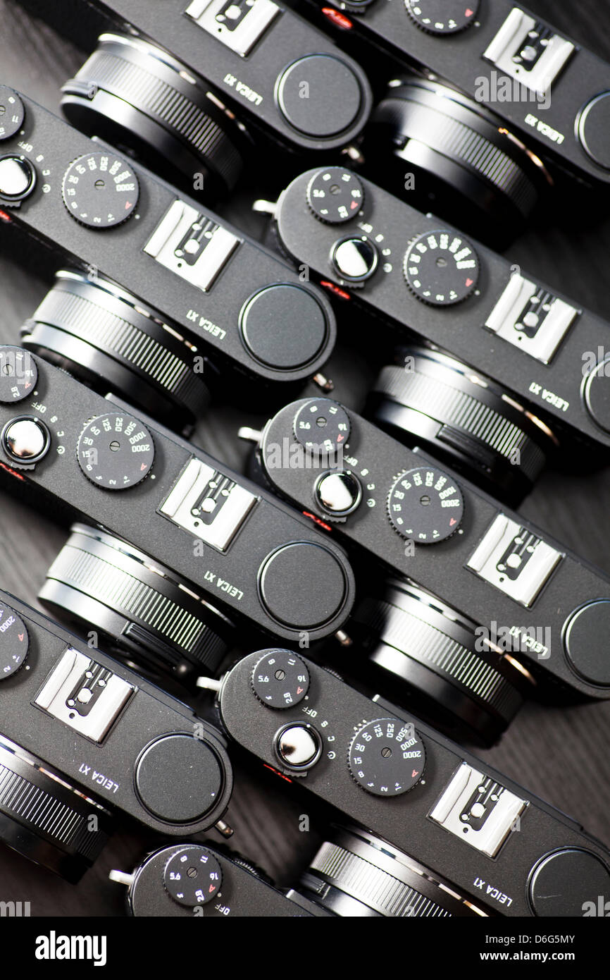 (Afp) - Un fichier photo datée du 26 août 2011 affiche les caméras nouvellement produits du modèle Leica X1 au siège de Leica Camera dans Burgsolms, Allemagne. La société Leica AG présente ses résultats financiers le 10 février 2012. Photo : Frank Rumpenhorst Banque D'Images