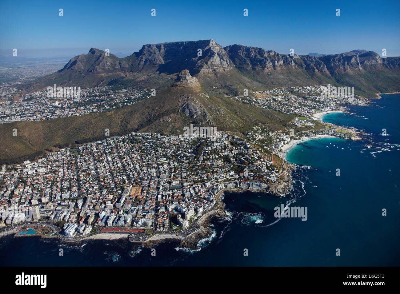 Sea Point (à gauche), la baie de Bantry, Clifton Beach (à droite), tête de lion, et Table Mountain, Cape Town, Afrique du Sud - vue aérienne Banque D'Images