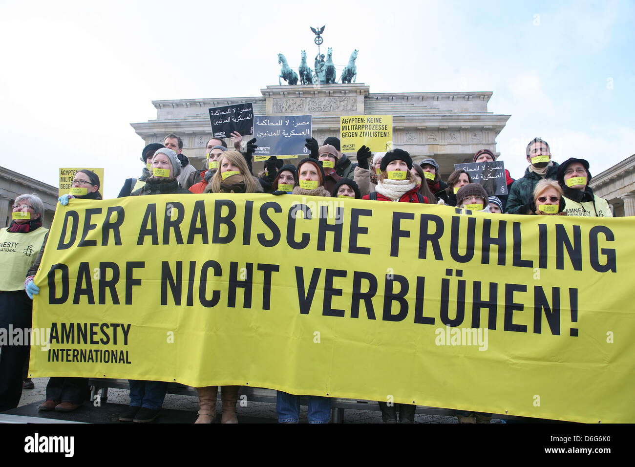 Le printemps arabe ne peut pas s'estomper est écrit en arabe sur une bannière de l'organisation des droits de l'Amnesty International, en face de la porte de Brandebourg à Berlin, Allemagne, 11 février 2012. L'action a eu lieu pour marquer le premier anniversaire du renversement de l'ancien Président égyptien Moubarak. Photo : STEPHANIE PILICK Banque D'Images