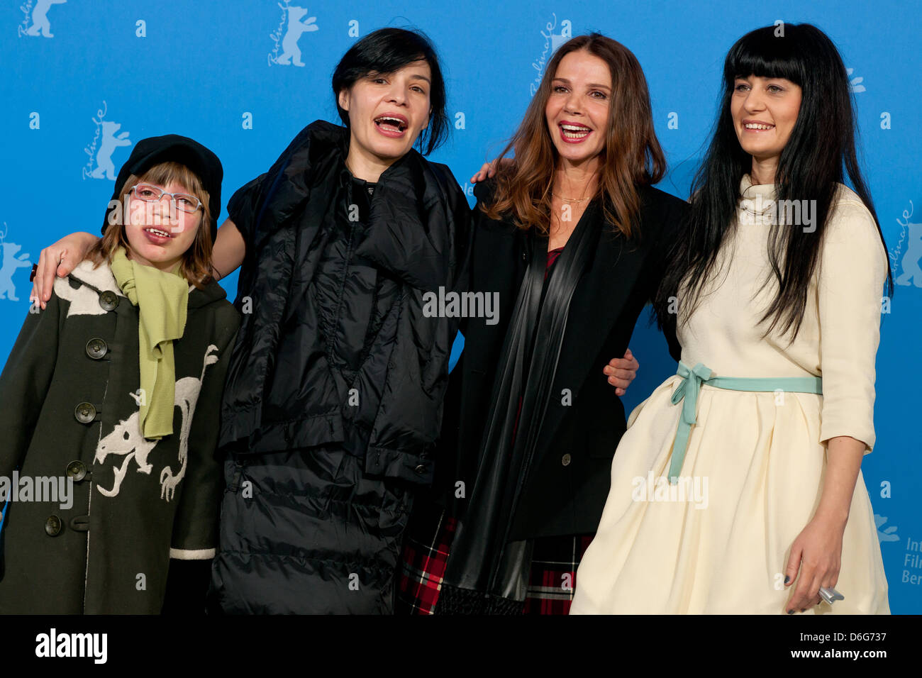 Kaeliok Fonenimum acteur Varka (L-R), directeur Teona Strugar Mitevska, actrice Victoria Abril et actrice Labina Mitevska posent à un photocall pour le film 'La femme qui a écarté ses larmes lors de la 62e édition du Festival International du Film de Berlin, à Berlin, Allemagne, 11 février 2012. Le film est présenté dans la section Panorama à la 62ème Berlinale spéciale d'exécution de 09 à 19 Fe Banque D'Images