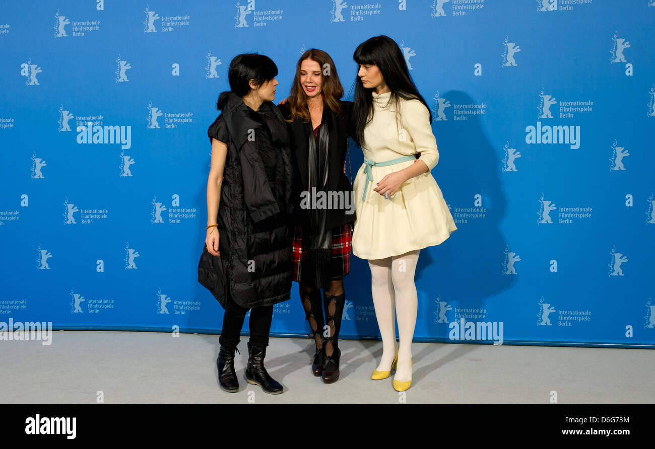Directeur Teona Strugar Mitevska (L-R), l'actrice Victoria Abril et actrice Labina Mitevska posent à un photocall pour le film 'La femme qui a écarté ses larmes lors de la 62e édition du Festival International du Film de Berlin, à Berlin, Allemagne, 11 février 2012. Le film est présenté dans la section Panorama Special à la 62e Berlinale allant du 09 au 19 février. Photo : Tim Brakemeier d Banque D'Images