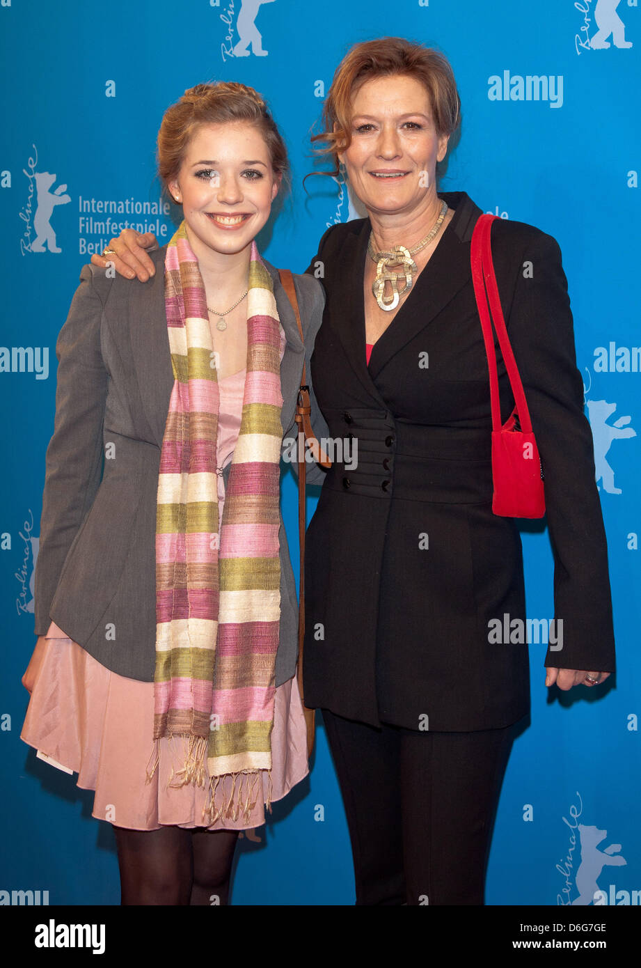 Suzanne von Borsody actrices allemandes et Josephina Vilsmaier (l) assister à la première de "au pays du sang et du miel" au cours de la 62e Festival International du Film de Berlin, Berlinale, à Haus der Berliner Festspiele de Berlin, Allemagne, le 11 février 2012. Photo : Hubert Boesl Banque D'Images