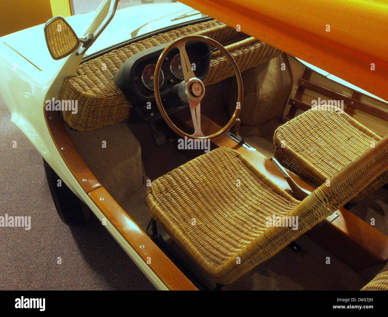 La DAF Michelotti Shelette 1968 est une voiture de plage conçue par Giovanni Michelotti et le concepteur de yacht Philip Schell. Basé sur le châssis DAF 55, il dispose de sièges et d'un tableau de bord en osier, reflétant les tendances du design italien du milieu des années 1960. Environ 80 unités ont été produites, dont certaines ont été utilisées par des personnalités notables comme Jacqueline Onassis. La Shelette est maintenant considérée comme un objet de collection rare, avec moins de dix survivants connus. Banque D'Images