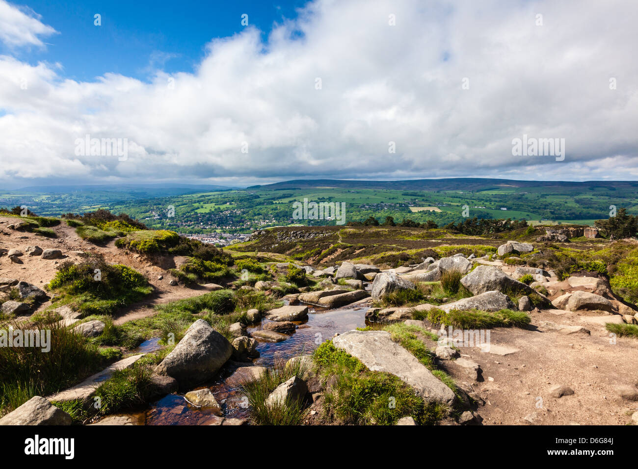 Backstone Beck avec vues d'Ilkley, le long de la voie de Dales Ilkley Moor, Ilkley, West Yorkshire, Royaume-Uni Banque D'Images