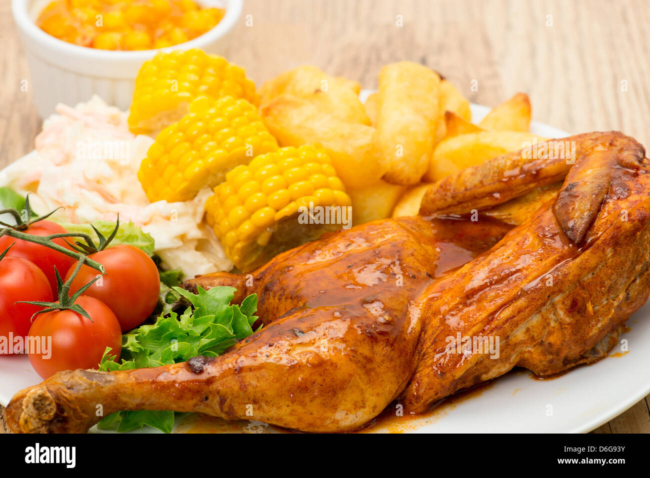 Assiette de poulet Piri-Piri avec frites et salade, le maïs doux - dîner typique portugaise Banque D'Images