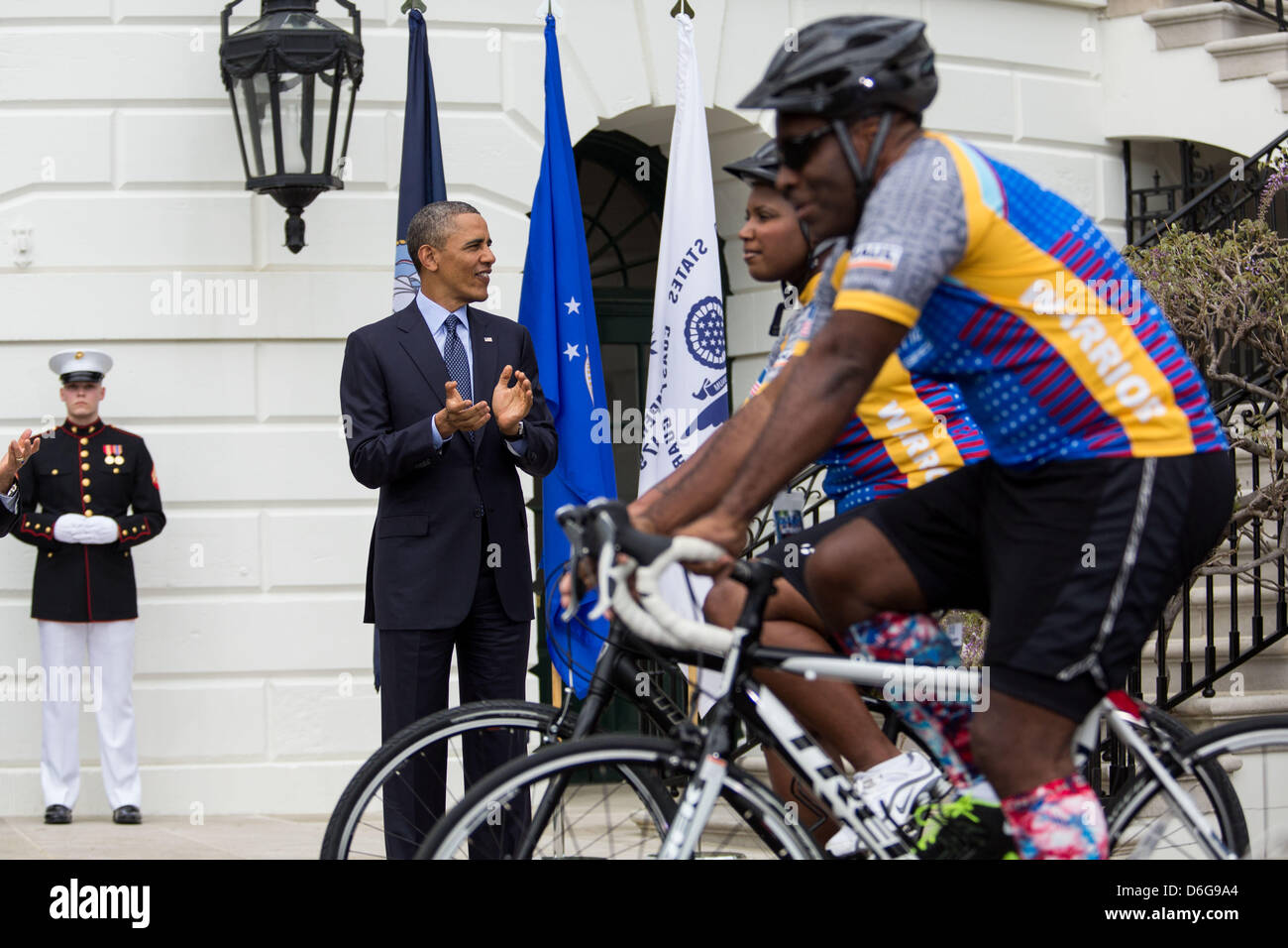 La Maison Blanche, le Washington. DC, USA. Le 17 avril 2013. Le président des États-Unis Barack Obama acclame les coureurs pendant une cérémonie de bienvenue le guerrier blessé soldat du projet jusqu'à la Maison Blanche à l'occasion de la septième soldat ride, le mercredi 17 avril 2013, sur la pelouse Sud de la Maison Blanche à Washington. Crédit : .a appelé l'Angerer / Pool CNPDPA via/Alamy Live News Banque D'Images